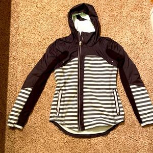 Women’s lightweight lululemon jacket size 6 excellent condition